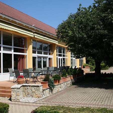 Park Hotel Es Rendezveny Centrum Babolna Exterior photo