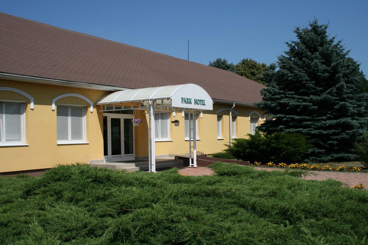 Park Hotel Es Rendezveny Centrum Babolna Exterior photo