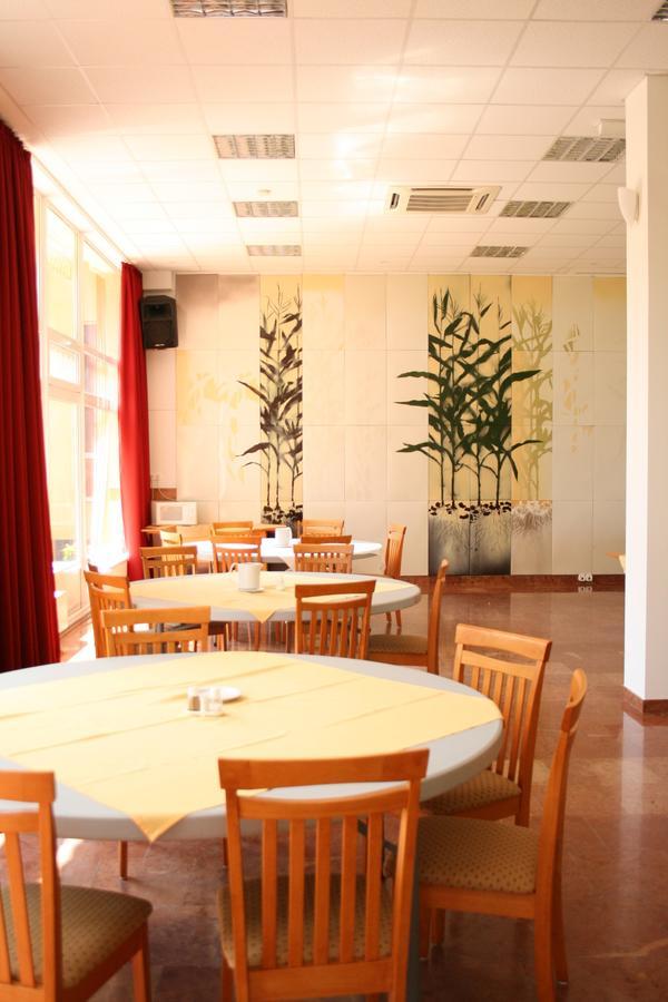 Park Hotel Es Rendezveny Centrum Babolna Exterior photo