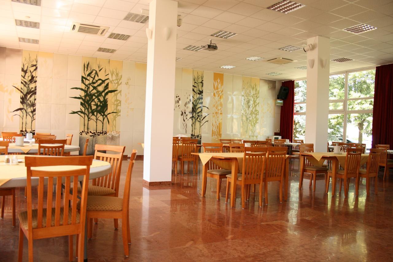 Park Hotel Es Rendezveny Centrum Babolna Exterior photo