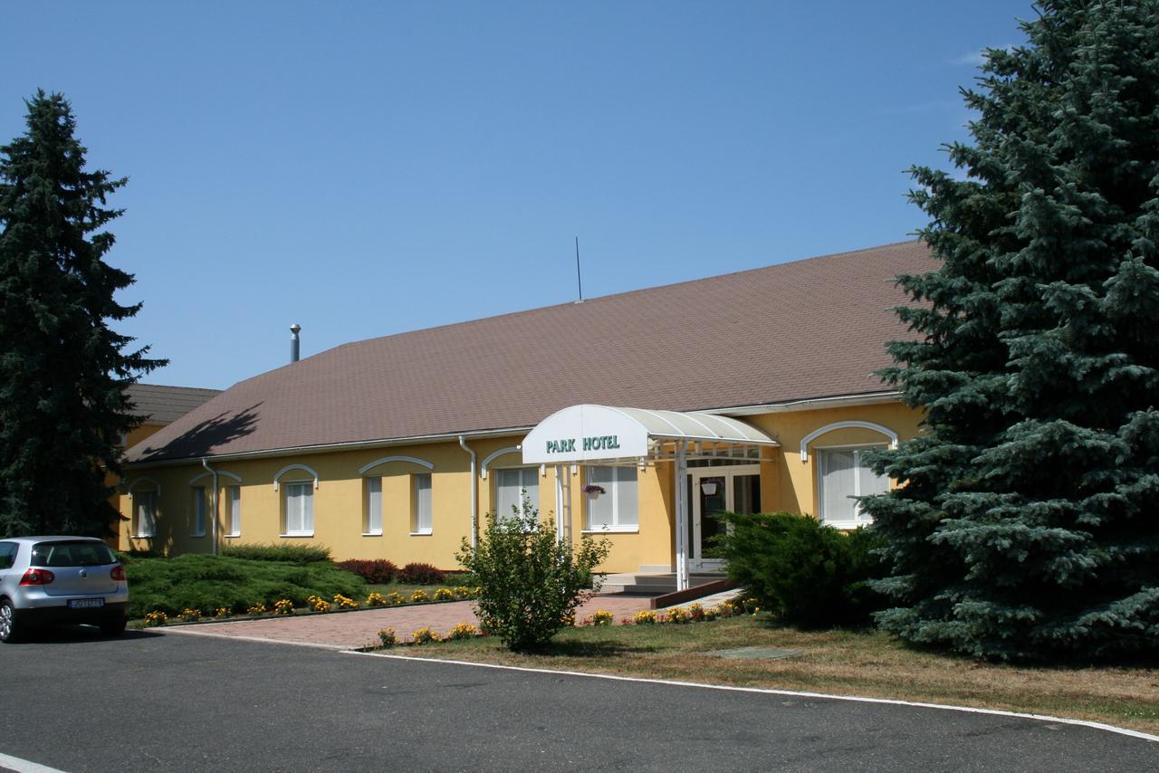 Park Hotel Es Rendezveny Centrum Babolna Exterior photo